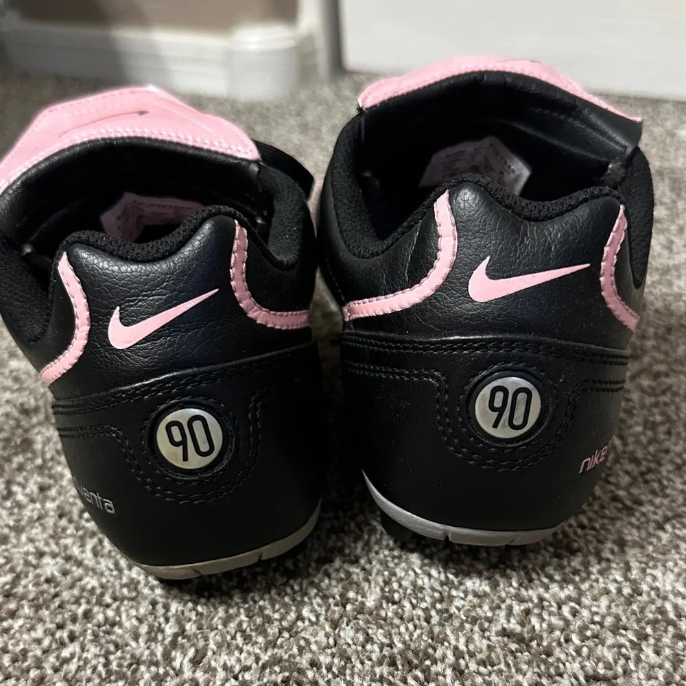 Nike Noventa Kids Black Sneakers with Pink Accents 3Y